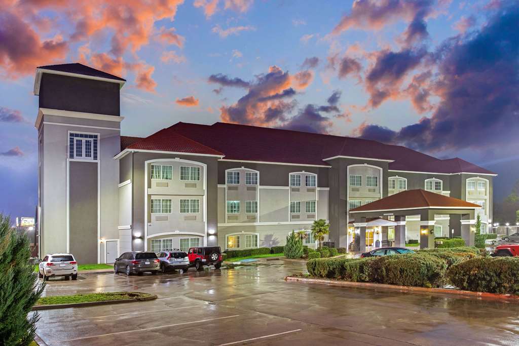 La Quinta Inn & Suites by Wyndham Cleburne - photo 3