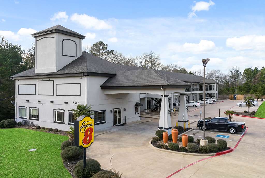 Super 8 by Wyndham Carthage TX - carbon neutral hotel in Carthage