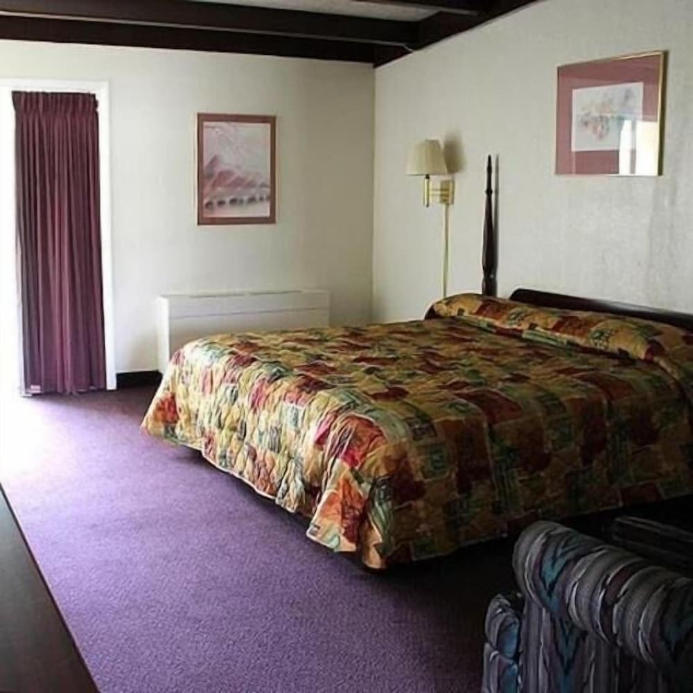 Hometown Inn Staunton - photo 11