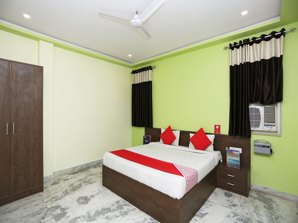 Oyo 77329 Hotel Chandra Garden — Govardhan