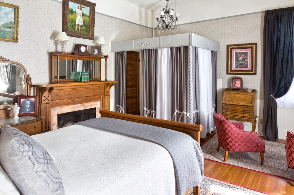 The Reynolds Mansion - photo 11