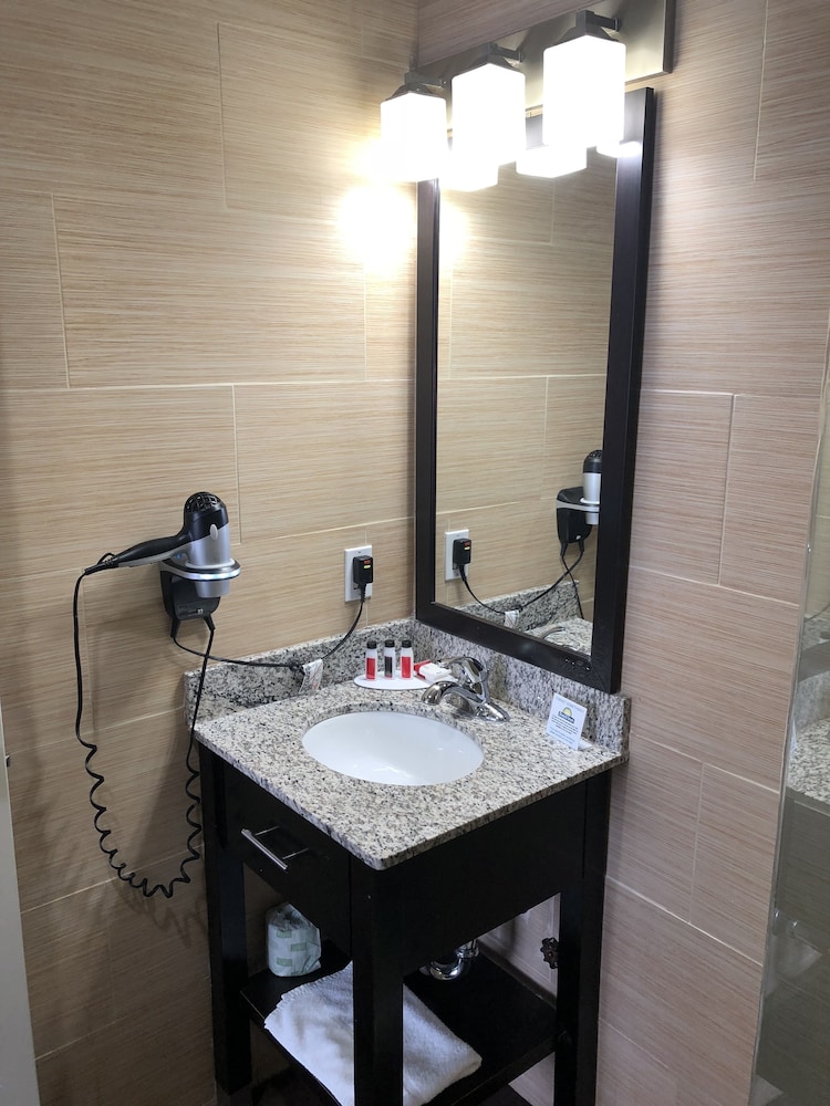 Days Inn by Wyndham Brooklyn Borough Park - photo 13