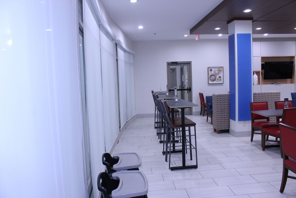 Holiday Inn Express & Suites Mansfield by IHG - photo 46