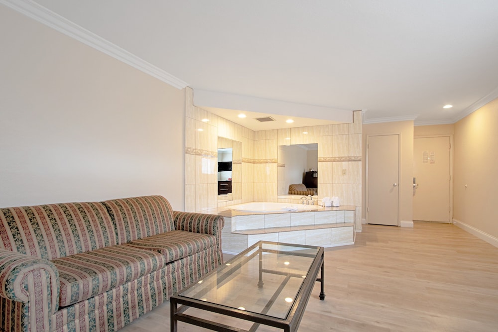Red Roof Inn & Suites Monterey - photo 20