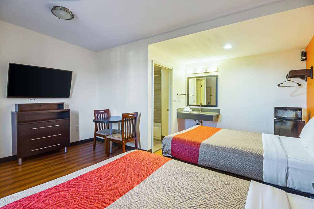 Motel 6 on Maple - photo 6