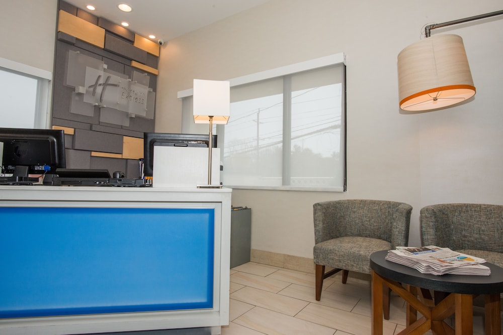 Holiday Inn Express Roslyn Manhasset Area an IHG Hotel - photo 2