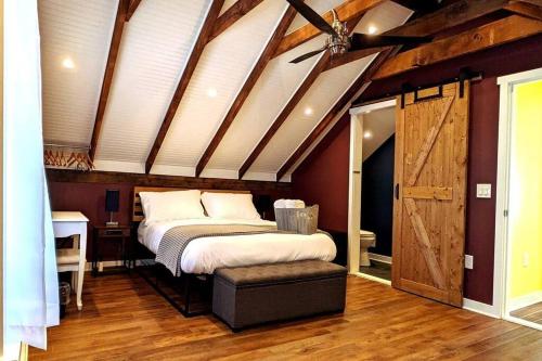 Walkable Elmwood Cottage No Chores 2Bath 2BR 2Car — 4-Star Luxury Hotel in Buffalo, United States
