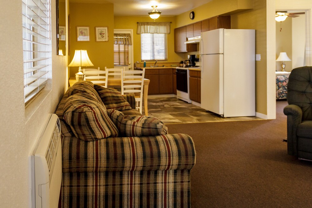 Green Gables Motel & Suites - photo 33