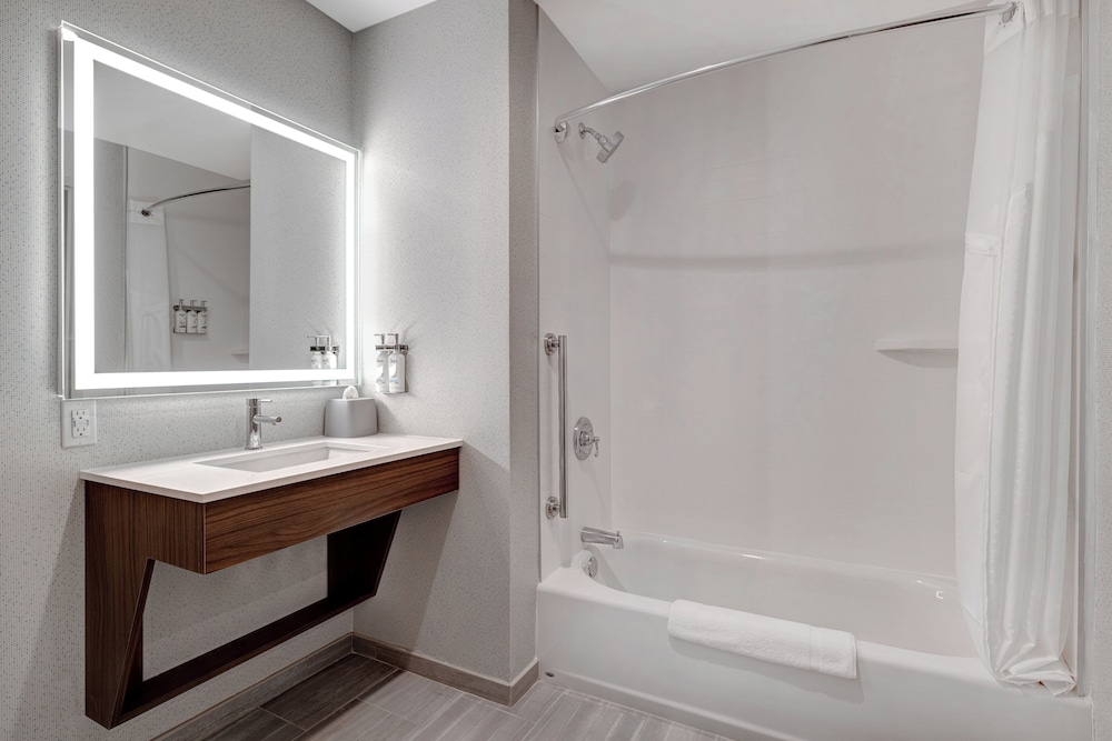 Holiday Inn Express and Suites Glendale Downtown - photo 40