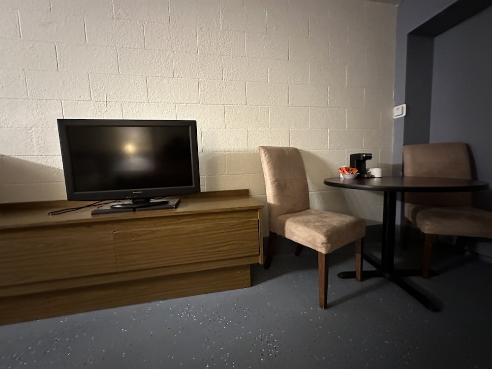 J E Hotel & Suites - photo 8
