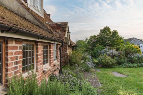Moat Farm House — 4-Star Luxury Hotel in Ash, United Kingdom