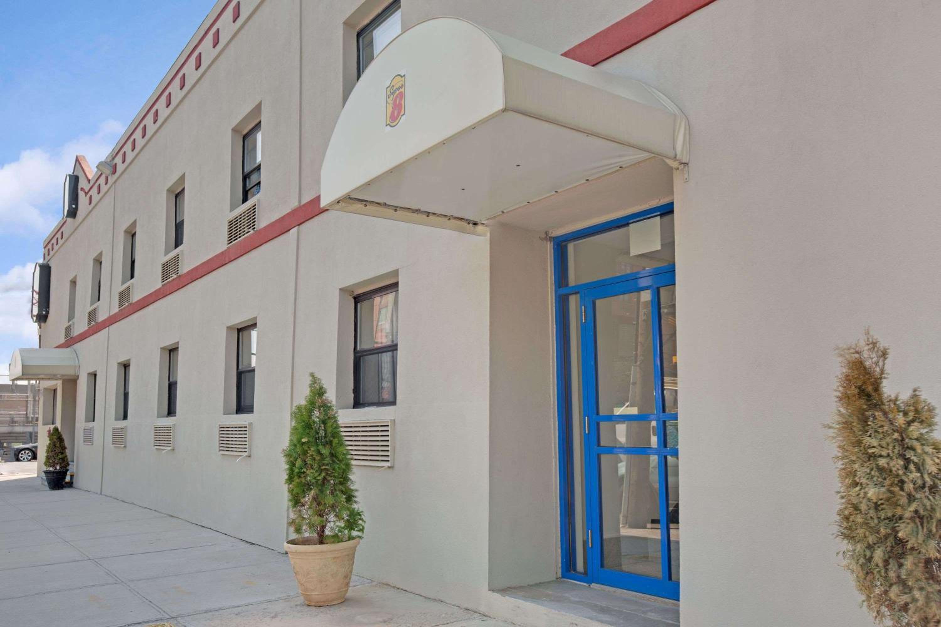 Super 8 by Wyndham Long Island City LGA Hotel — hotel in Astoria