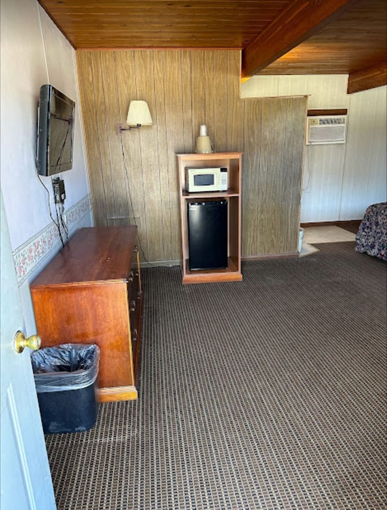 Love Hotels Western Holiday by OYO at Harlan Lake NE - photo 13