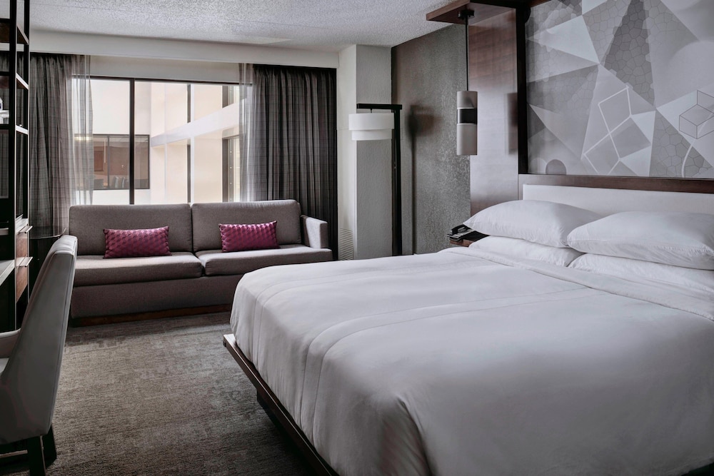 Marriott East Lansing at University Place - photo 8