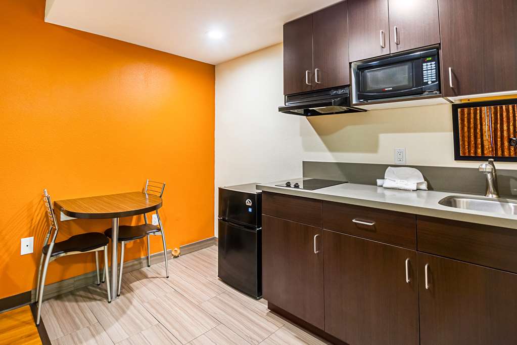 Motel 6 on Maple - photo 21