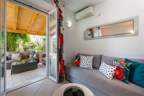 Niko's Charming Apartment with FREE parking