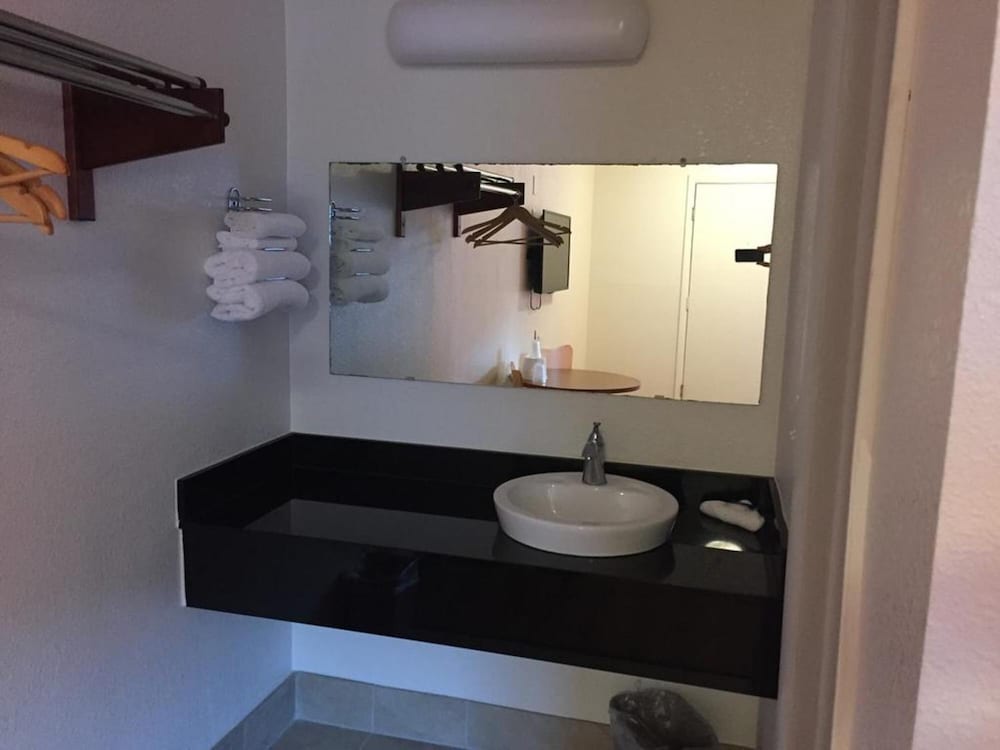 FairBridge Inn Express North Lima - photo 12