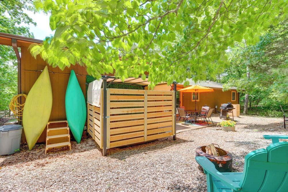 Hot Tub & Fire Pit: Holiday Island Getaway in Eureka Springs, United States