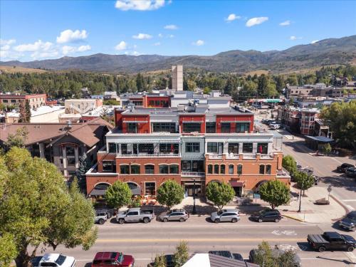 Sprawling Condo Central Downtown Summer AC — 4-Star Luxury Hotel in Steamboat Springs, United States