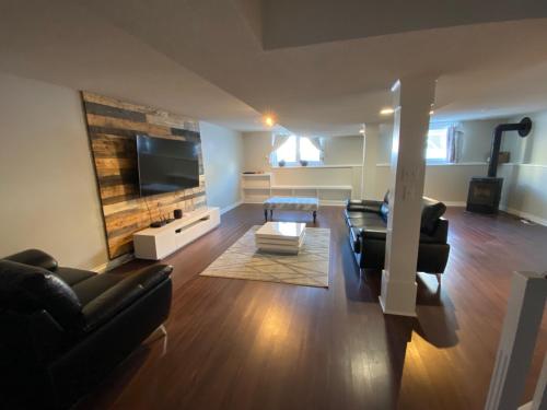 1Bed Cozy Retreat & Spacious Lounge — hotel in Yellowknife