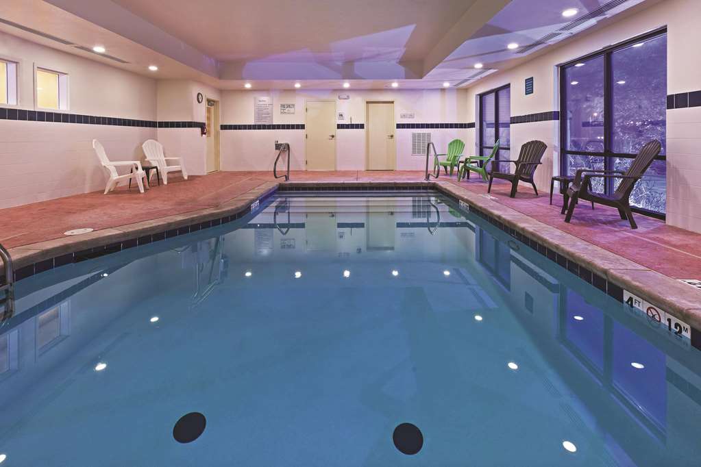 La Quinta Inn & Suites by Wyndham Edmond - photo 9