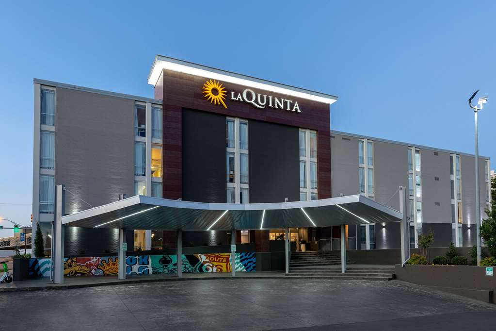 La Quinta Inn & Suites by Wyndham Tulsa Downtown Route 66 - photo 4