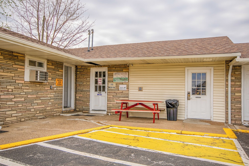 OYO Travelier Motel - photo 85