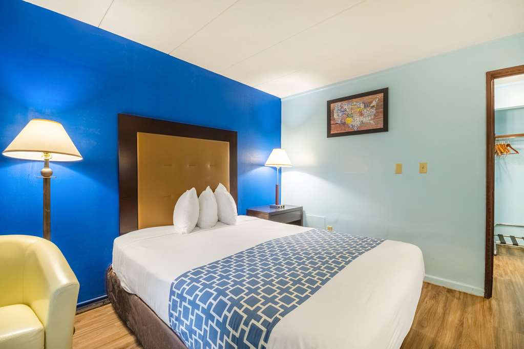 Econo Lodge Inn & Suites Windsor Locks Bradley Airport - photo 6