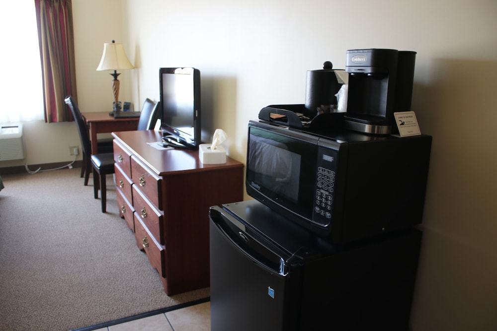 Edgewood Hotel & Suites - photo 14