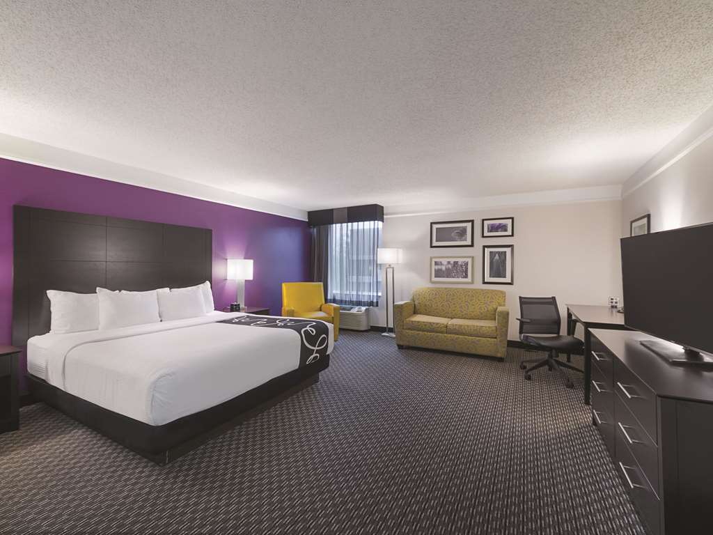 La Quinta Inn & Suites by Wyndham Austin Round Rock - photo 22
