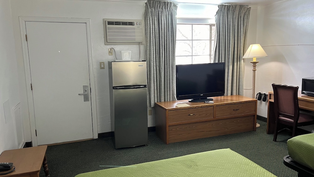 Relax Inn Altoona - photo 43