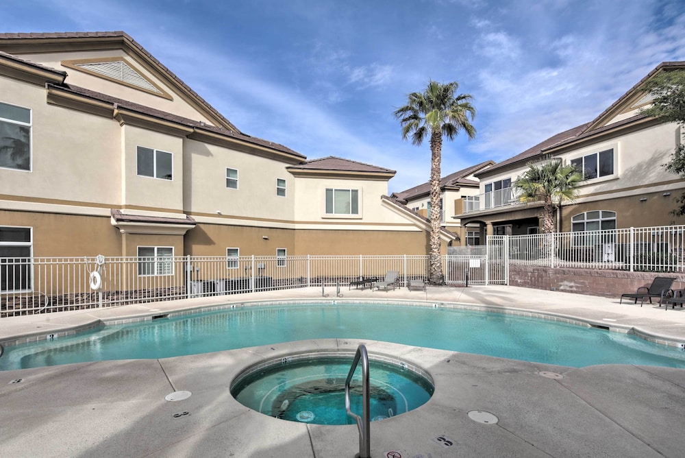 Desert Condo with Pool about 3 Miles to Colorado River — 4-Star Luxury Hotel in Bridgehampton, United States