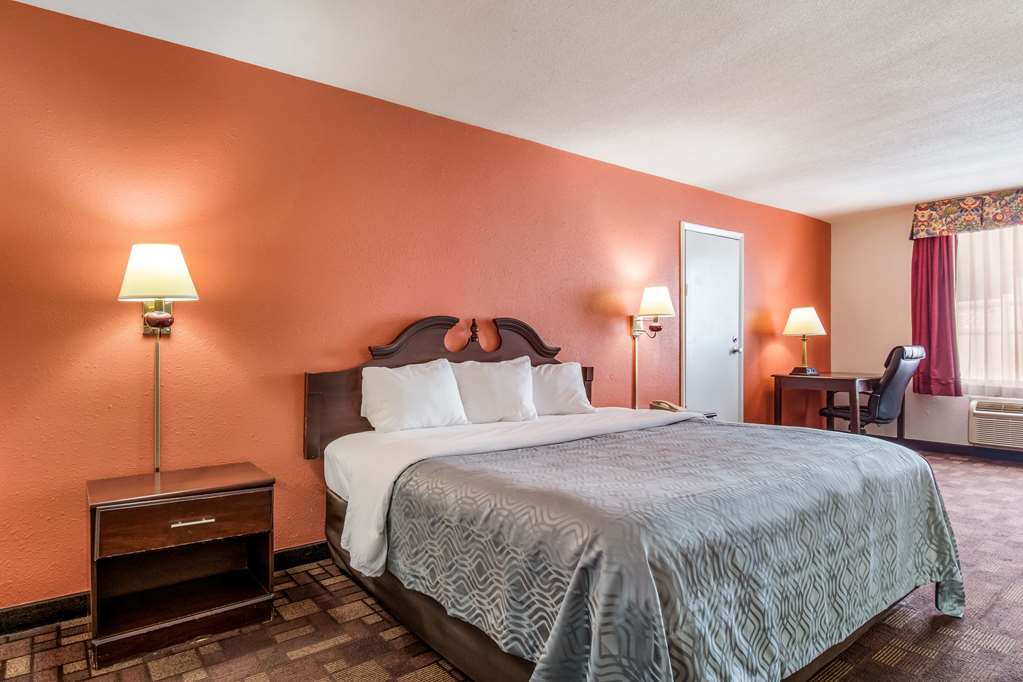 Econo Lodge Inn & Suites Chambersburg Central - photo 7