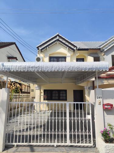 3Bed 2Bath Pet friendly 5min drive to BTS Udomsuk — hotel in Bang Na