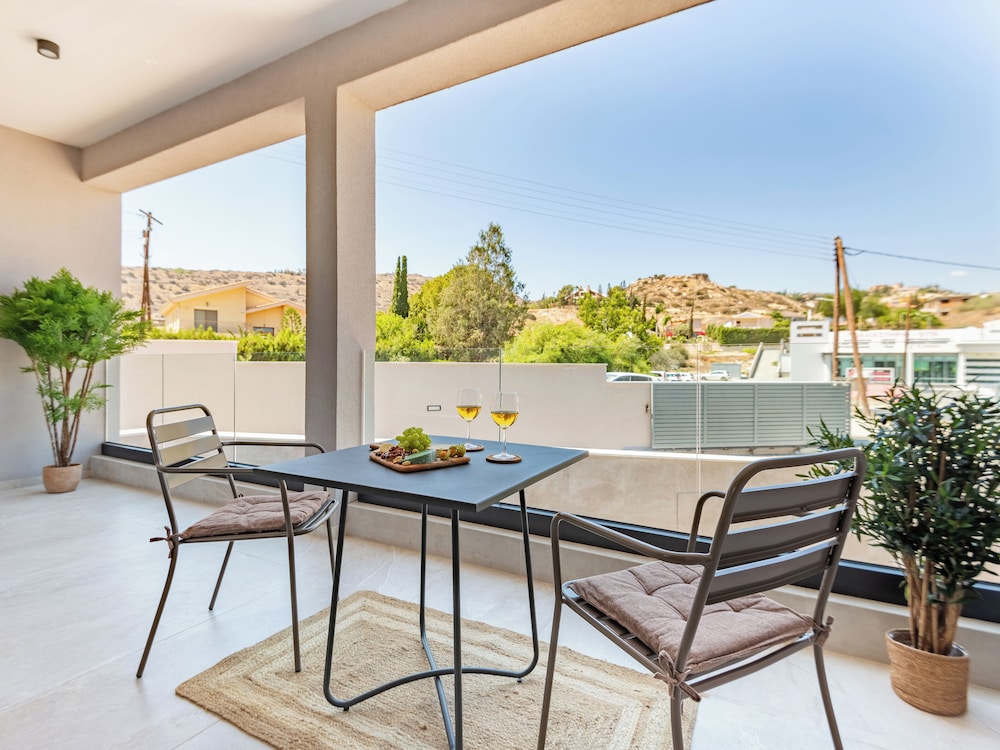 Sanders River Plaza Cool 2 Bedroom Apartment With Balcony