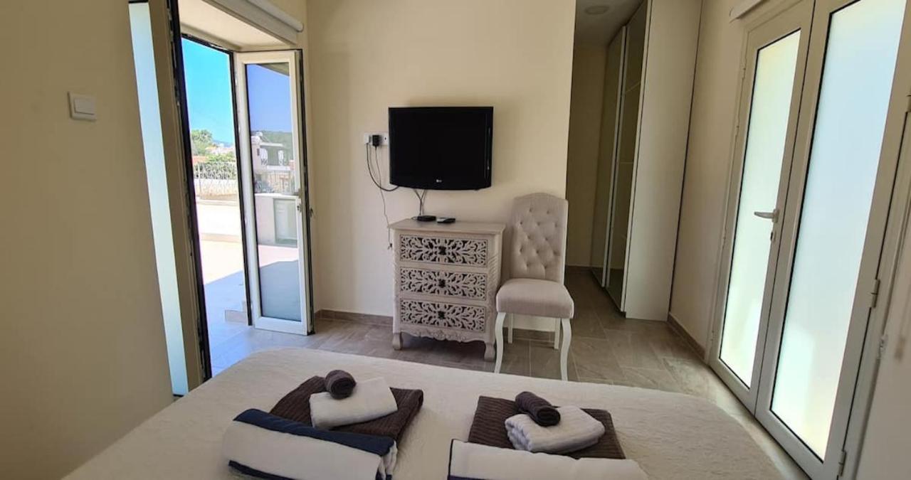 Neo Chorio Town House