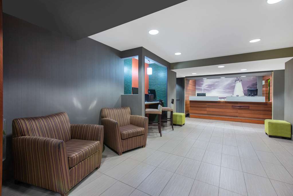 La Quinta Inn & Suites by Wyndham Erie - photo 12