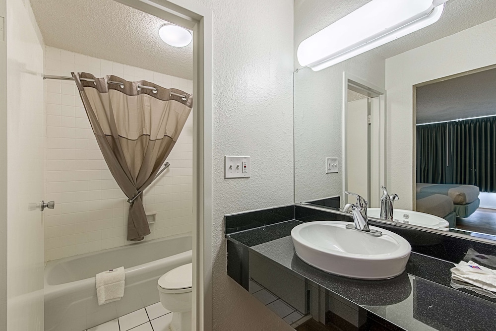 Motel 6 Pekin IL - photo 6