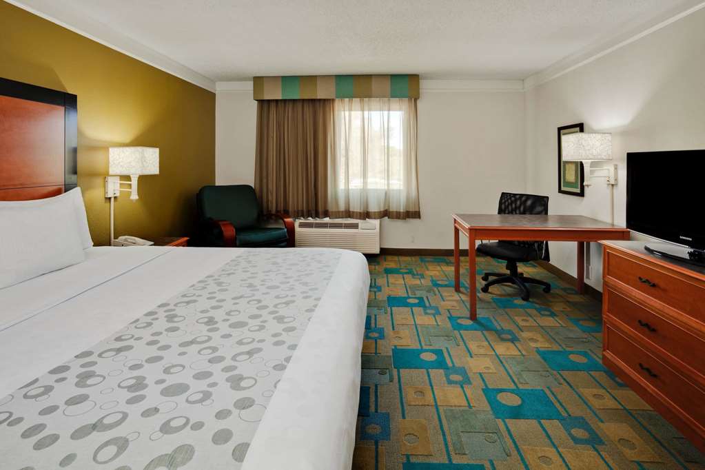 La Quinta Inn & Suites by Wyndham St. Pete Clearwater Airpt - photo 19