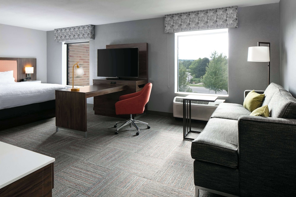 Hampton Inn & Suites West Bend - photo 22
