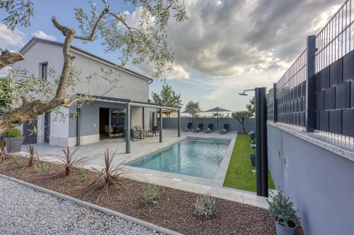 Villa Ana with Private Pool — 4-Star Luxury Hotel in Tinjan, Croatia