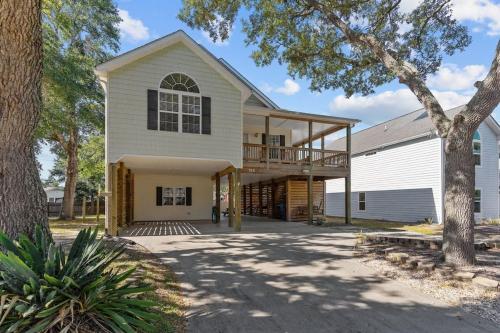 5min to Attractions Shops & Beach and Yard Games in Oak Island, United States