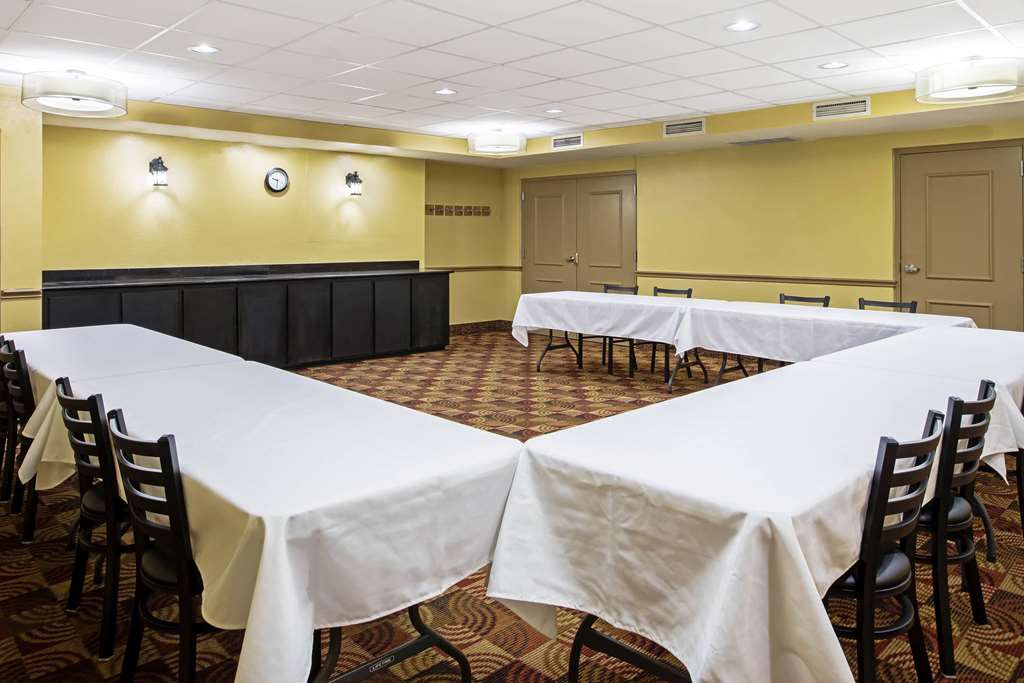 La Quinta Inn & Suites by Wyndham Salina - photo 51