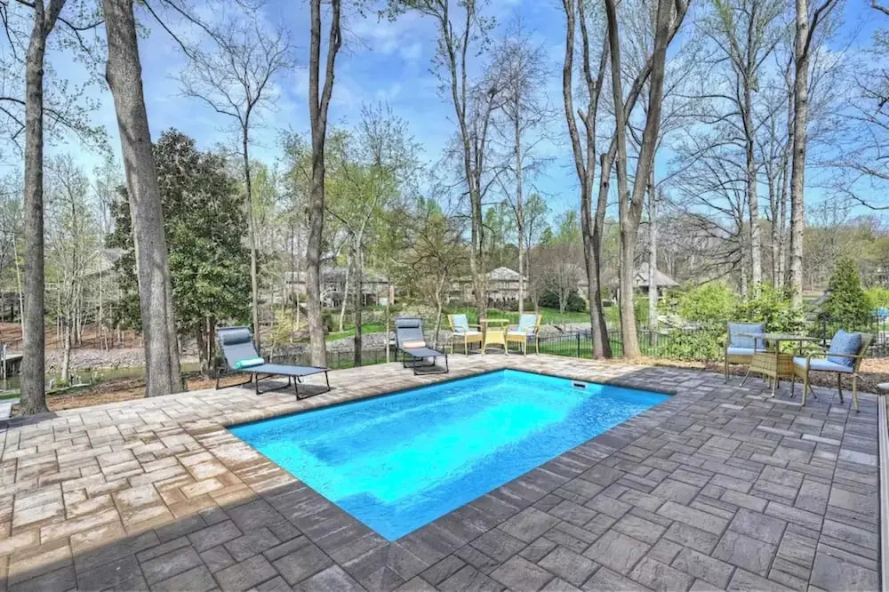 Porch Paradise by Avantstay New Pool Firepit in Mooresville, United States