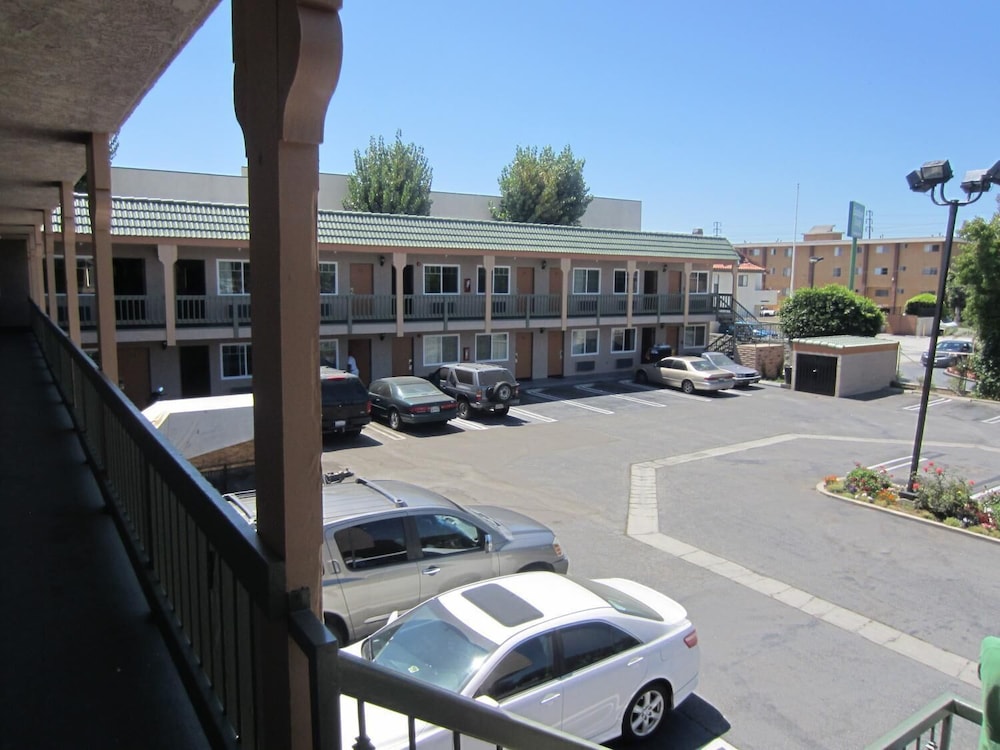 El Rancho Inn Hawthorne - photo 25