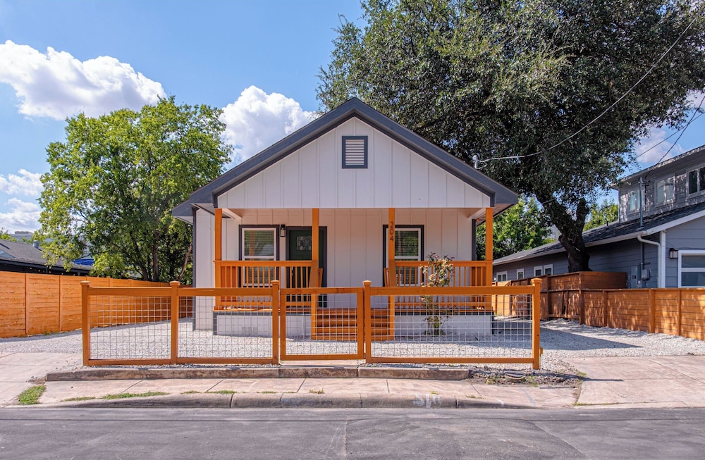 Comfy and Happy Stays Near Riverwalk and Downtown in San Antonio, United States