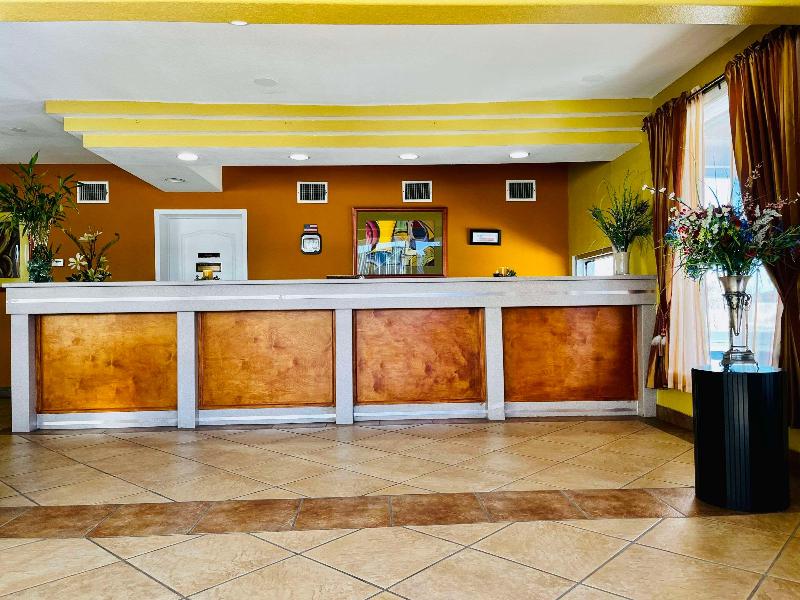 Econo Lodge Del Rio - photo 2