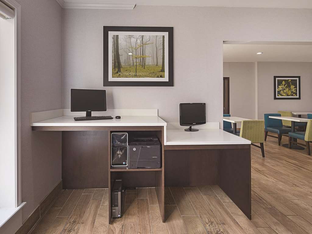 La Quinta Inn & Suites by Wyndham Central Point Medford - photo 45