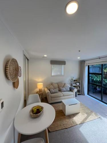 Auckland Coastal Hideaway Castor Bay Beach in Auckland, New Zealand