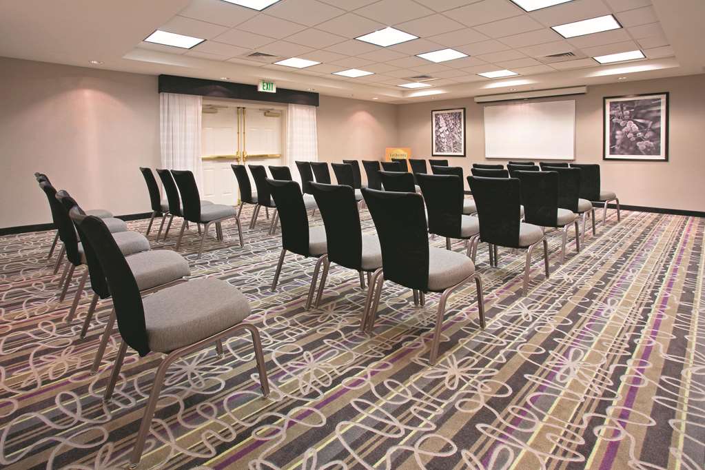 La Quinta Inn & Suites by Wyndham Mesa Superstition Springs - photo 32